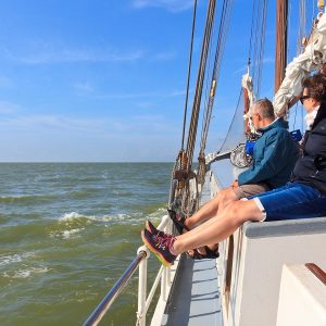 Gasten aan dek tijdens de Sail & Bike tocht op de Elizabeth
