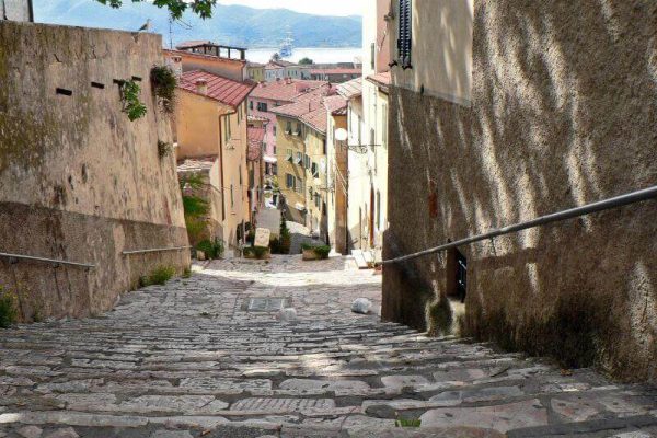 Typisch straatje van Elba