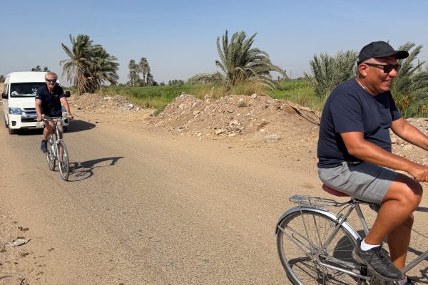 Fietsen naar Edfu met de supportbus achter je