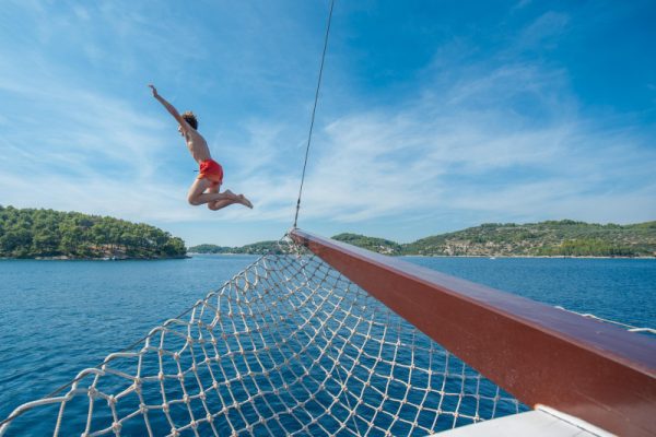 Springen vanaf het schip in het water